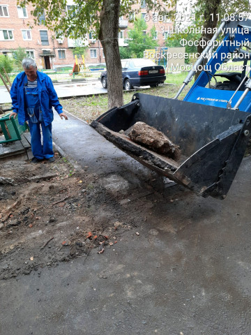 Уборка кусков бетона и асфальта после замены канализационных труб