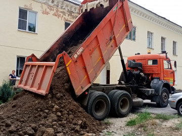 По просьбе жителей МКД была завезена земля для обустройства клумбы около дома №8 по ул. Мичурина мкр. Цемгигант.
