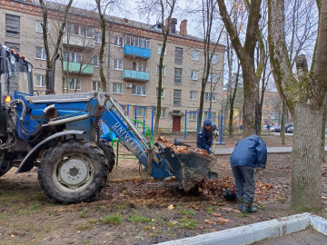 Мкр.Цемгигант, Ул.Карла Маркса, д.14 - уборка территории от листвы.