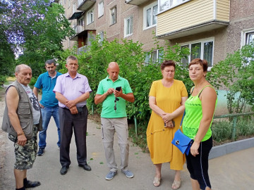 Провели встречу с жителями МКД, сотрудниками ООО УК Пересвет-Фосфорит и депутатом Мусиным К. Х. ,по вопросу благоустройства дворовой территории