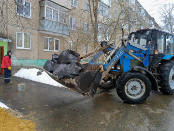 ул.Мичурина, д.9 - уборка мусора из подвала МКД.