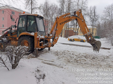 12.02.2023г. сотрудники УК "Пересвет- Фосфорит" вышли на расчистку дворовых территорий после обильного снегопада