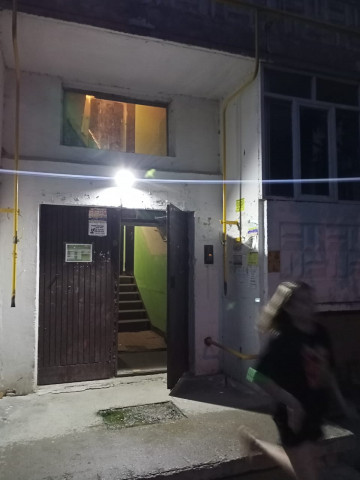 Были заменены светильники на входной группе МКД на светодиодные с автоматическими датчиками на включение