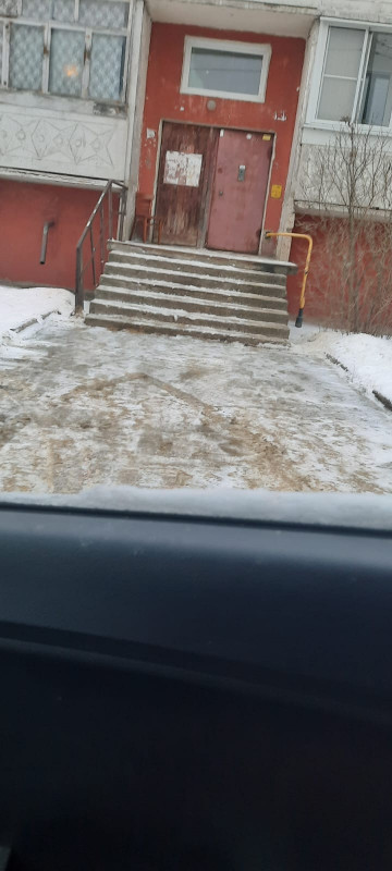 Поселок Хорлово , уборка придомовых территорий по улице Советская , д. 125 и 81.