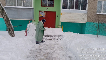 Продолжаем трудиться 📍 На улицах Мичурина 19а,15,11,13, 3, 7, 7а, 9 ведутся работы по уборке снега у придомовых территорий и входных групп