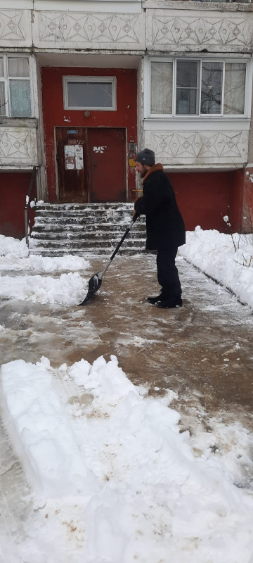 Поселок Хорлово , сотрудники УК уже с самого утра борются с большим количеством снега на улицах Советская 125, Победа 5.