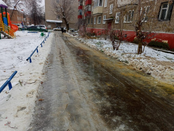 Мкр.Цемгигант, по ул. Ленинская 16, Коломенская 5, Беркино 1 , 1/2 проходят работы по очистке от наледи у придомовых территорий и входных групп.