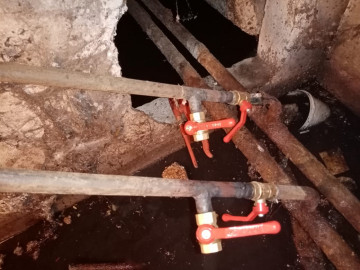 Замена кранов и участка трубы ЦО в подвале подъезда