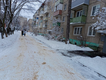 Мкр.Цемгигант, уборка придомовых территорий от снега и посыпка от наледи по ул. Коломенская 14, Мичурина 7а, Беркино 34,35,36.