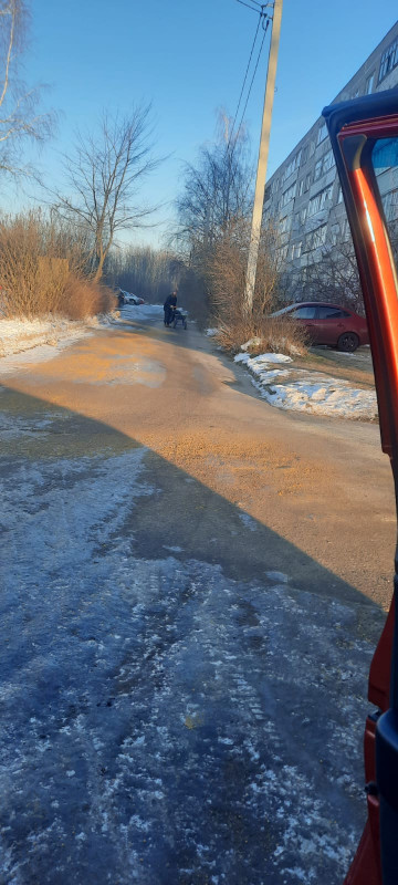 Поселок Хорлово , уборка придомовой территории по улице Советская 125