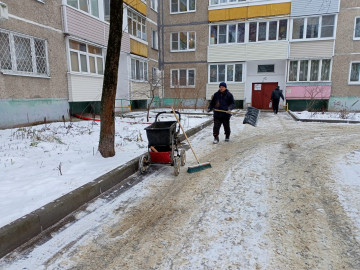 Мкр.Цемгигант, уборка придомовых территорий от снега по Ул. Мичурина 11,13,15,19.